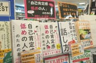 メインの平台の上段中央に書店のおすすめ本として展示する（リブロ汐留シオサイト店）