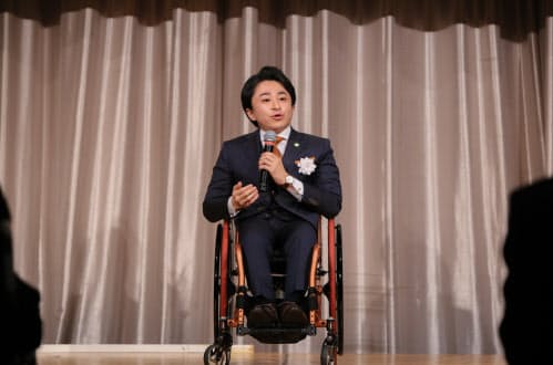 ユニバーサルマナーに関する授賞式であいさつする垣内氏