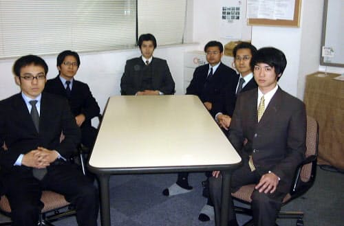 創業時のメンバー。オフィスは今より狭く、「満員電車のようだった」という（左から3人目が高島氏）