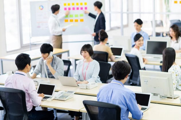 IT系の職場にも様々な経歴を持つ人がいる(写真はイメージ) =PIXTA