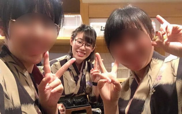 山梨県の温泉旅館で働いていた当時(中央が遠藤さん)