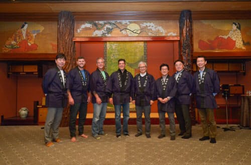 毎年開くグローバルリーダーシップミーティングでは佐藤氏(右から4人目)の社長就任以降、そろいの法被を着るのが恒例になった