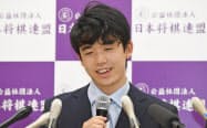 藤井二冠のタイトル初防衛戦が6月から始まる（2020年、タイトル挑戦を決めた時の藤井二冠　代表撮影）