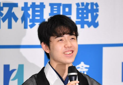 2020年7月に初めてのタイトルである棋聖を獲得したときの藤井二冠（大阪市の関西将棋会館）
