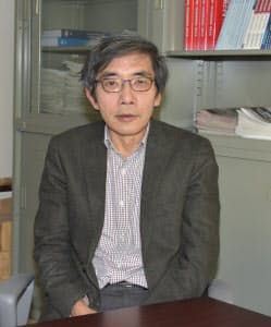 著者の名越健郎氏