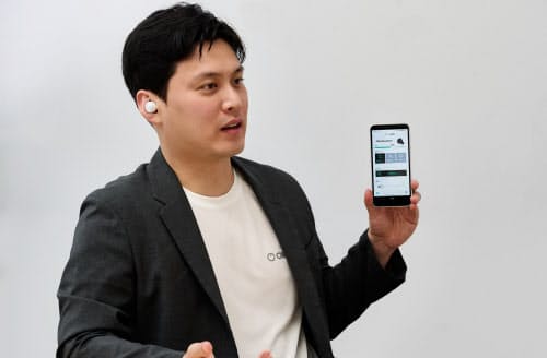スマホと連動した聴覚サポートイヤホンをするソンさん