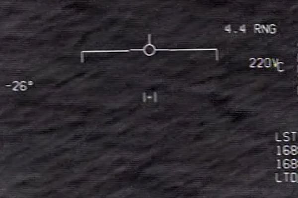 2015年、米海軍の飛行士たちが、フロリダ州の大西洋岸で「ゴーファスト」と名付けられた未確認飛行物体に遭遇。F/A-18戦闘機の銃に搭載された赤外線カメラで記録された物体は、海面を横切っていく（PHOTOGRAPH BY U.S. DEPARTMENT OF DEFENSE）