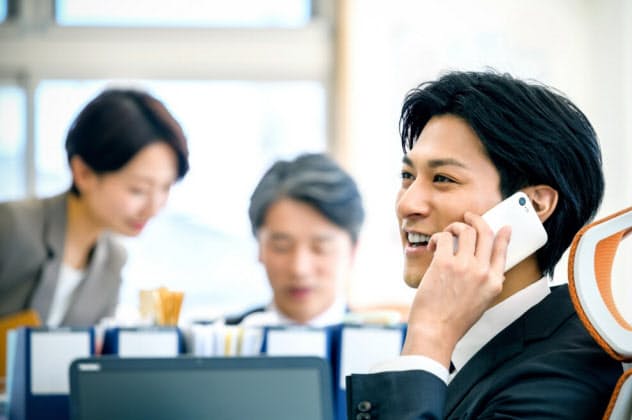 オフィスでの電話は意外に周りから聞かれている(写真はイメージ) =PIXTA