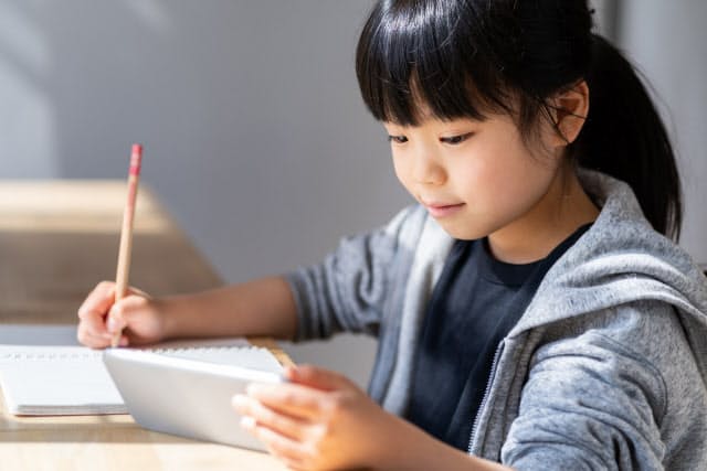 スマートフォンやタブレットも使い方次第で有力な学習用ツールになる(写真はイメージ)