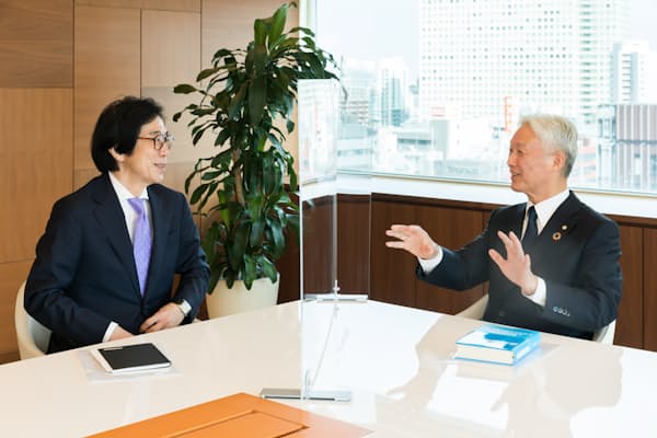 沢田道隆・花王会長（右）と伊藤邦雄・一橋大学CFO教育研究センター長