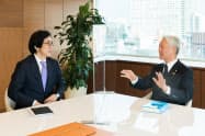 沢田道隆・花王会長(右)と伊藤邦雄・一橋大学CFO教育研究センター長