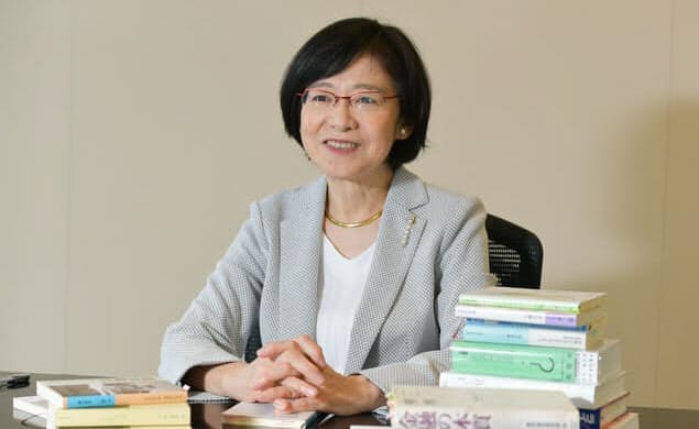 おきな・ゆり 東京出身。84年慶大院修了。日銀勤務を経て日本総研に。2018年から理事長。金融審議会、規制改革会議などで経済政策を提言してきた。