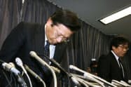 燃費試験に関する不正行為で謝罪する三菱自動車の相川哲郎社長=20日午後、国交省